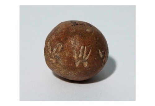 Boule en argile avec inscription en chypro-minoen 1, de Hala Sultan Tekke, XIIIe-XIIe s. av. J.-C. Londres, British Museum, 1898,1201.204. 